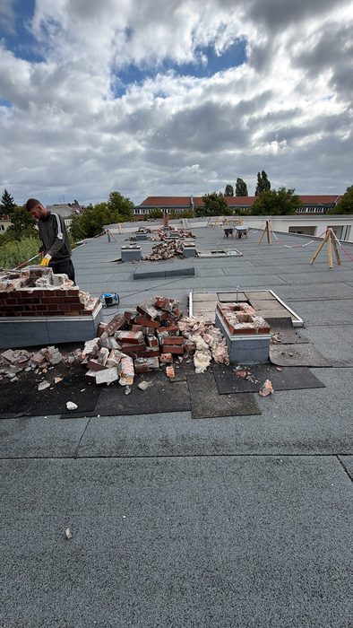 Rückgebautes Ziegelmaterial auf dem Flachdach vor dem Abtransport